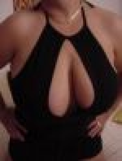 Sexinserat: XXXL-Brüste - Sie sucht Ihn