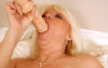 Sexinserat: Sexy Blondine verschenkt ihre gebrauchten Vibis! - Job/ Miete/ Geld