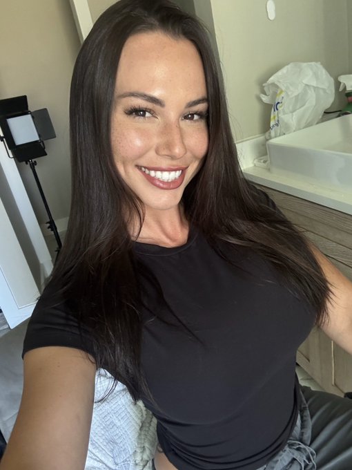 Sexinserat: Hallo, ich heiße Céline, bin 28 Jahre alt und Single. - Sie sucht Ihn in Tessin